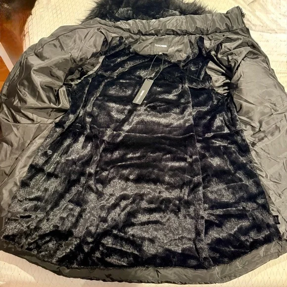 Fashion Nova Black Puffer Jacket with Faux Fur Hood - Picture 6 of 6